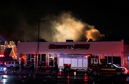 Una columna de humo se eleva en el cielo mientras trabajan los servicios de emergencia. 