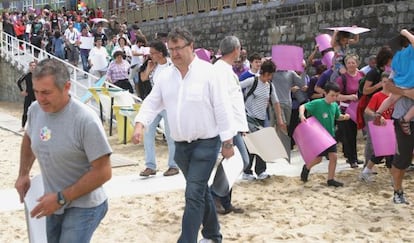 Alduntzin (en el centro) participa en la fiesta contra la incineración de basuras en la playa de La Zurriola.