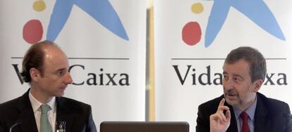 El vicepresidente ejecutivo y consejero delegado de VidaCaixa, Tom&aacute;s Muniesa (i), y el director general de esta aseguradora, Antonio Trueba.