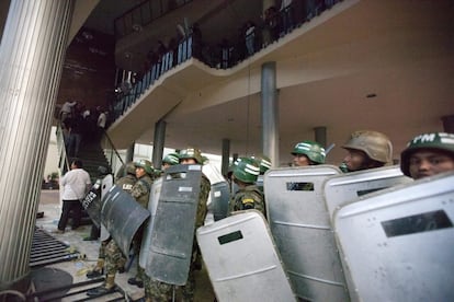 Policías vigilan el edificio, durante una protesta de seguidores del expresidente de Honduras en el Parlamento en Tegucigalpa.