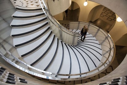 Una visitante de la Tate Britain asciende por la nueva escalera de caracol del museo londinense.