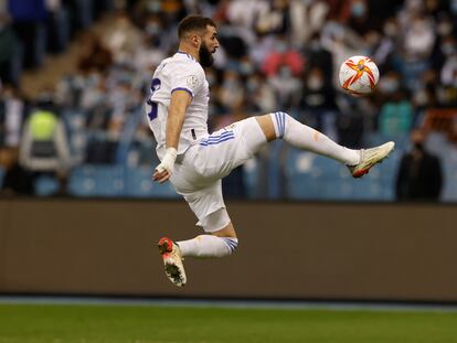 Karim Benzemá, en una jugada durante la final de la Supercopa de España de 2022 entre el Real Madrid y el Athletic, en Riad.