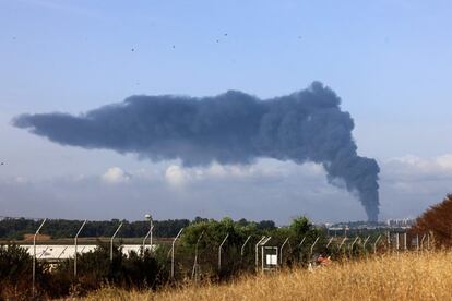 Una imagen tomada desde Yad Mordecahi, en el sur de Israel, muestra una espesa columna de humo que ondea en la Franja de Gaza tras los ataques israelíes.