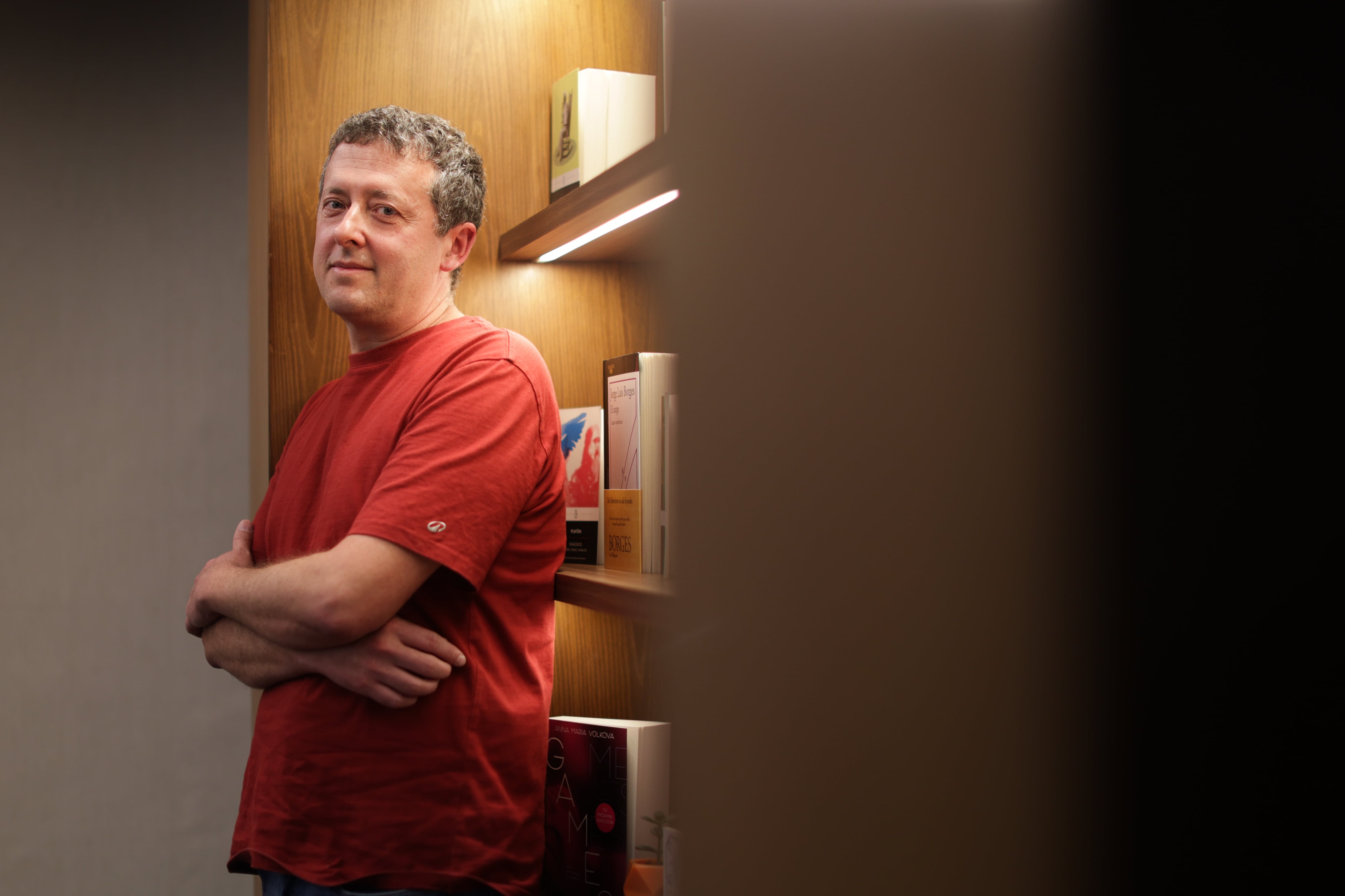 Luis Noriega, escritor: “La incapacidad de reírse de sí mismo lleva a convencerse de que se está en una posición superior”