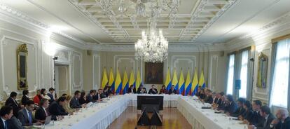 El presidente de Colombia, Juan Manuel Santos, se reúne con la comunidad internacional de donantes, este viernes en Bogotá.