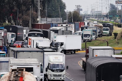 Varios camiones bloquean una de las salidas más importantes de Bogotá, la de la Autopista Norte, este martes.