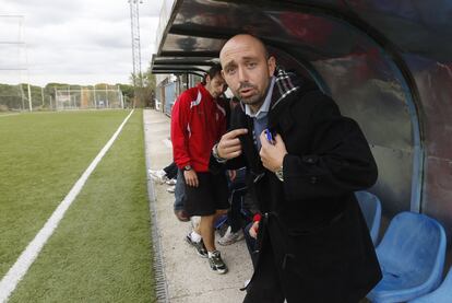 El entrenador del Rayo Majadahonda, Óscar Garro, en el partido de ayer contra el Atlético de Madrid C.