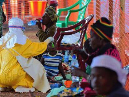 Un voluntario da de comer a un niño en Kailahun.