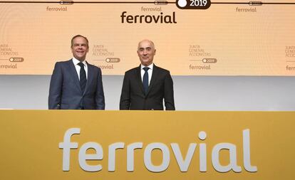 El cosnejero delegado de Ferrovial, Íñigo Meirás (I), y el presidente, Rafael del Pino, en la junta de accionistas. 