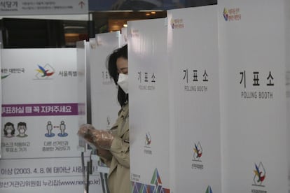 Una mujer sale de un colegio electoral de la capital de Corea del Sur tras votar de forma anticipada para las próximas elecciones a la alcaldía de Seúl.