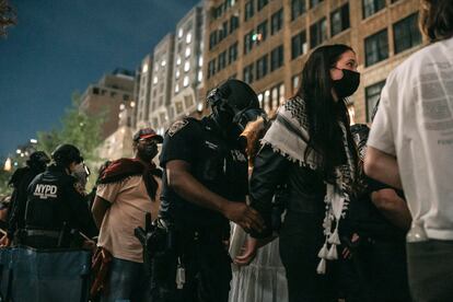 Agentes de policía arrestan a varias personas establecidas en un campamento propalestino en el Instituto de Moda y Tecnología de Nueva York, el 7 de mayo. 