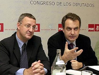 Jesús Caldera y José Luis Rodríguez Zapatero, ayer en dependencias del Congreso de los Diputados.
