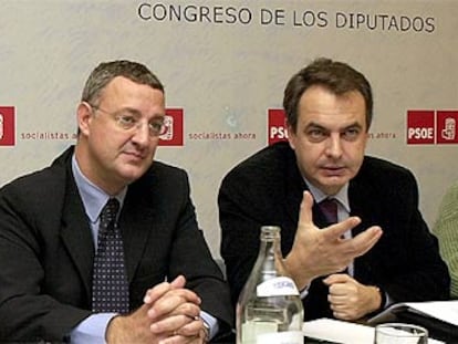 Jesús Caldera y José Luis Rodríguez Zapatero, ayer en dependencias del Congreso de los Diputados.