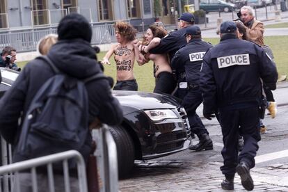 Strauss-Kahn comparece ante el juzgado por una acusación que salió a la luz después de que fuera acusado de violación por una empleada de un hotel en Nueva York en 2011, una acusación que fue finalmente retirada. En la imagen, activistas de Femen intentan parar el coche del exdirector del Fondo Monetario Internacional.