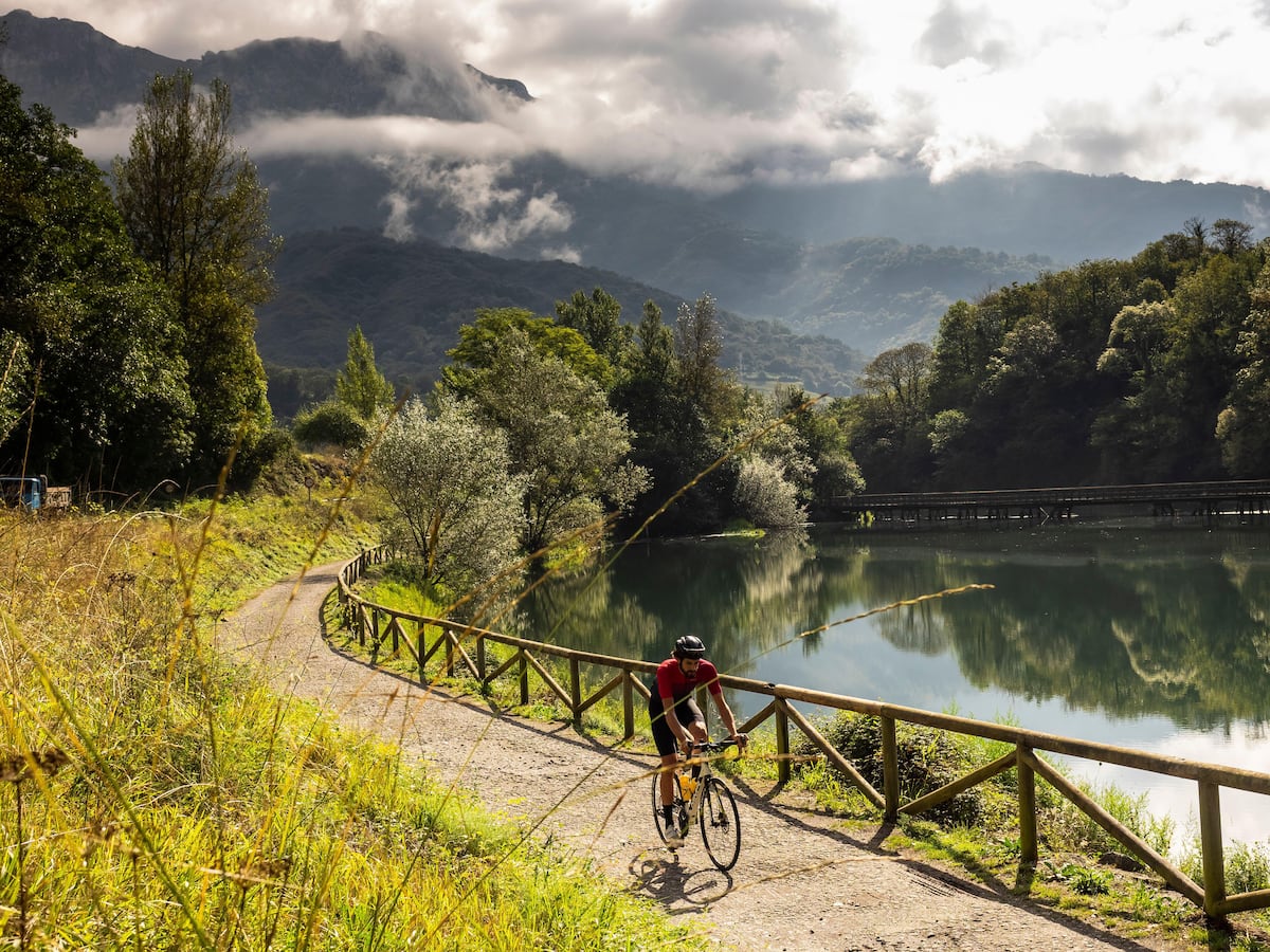 Seis vías verdes para no perder el norte: rutas en bici por tierras de osos, levantadores de piedras y ferrones