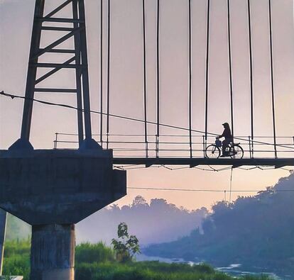 Un puente colgante cerca de la ciudad de Yogyakarta, en la isla de Java (Indonesia). 