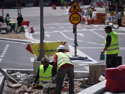 Varios obreros trabajaban en una obra en Madrid, este miércoles.