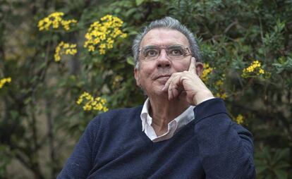 El escritor colombiano Darío Jaramillo en la sede de la editorial Pre-Textos, en Valencia.