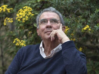 El escritor colombiano Darío Jaramillo en la sede de la editorial Pre-Textos, en Valencia.