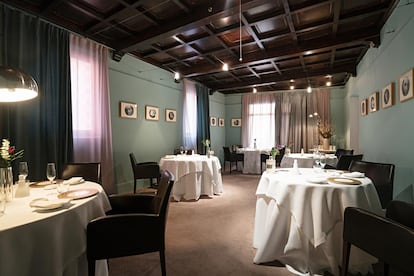 Osteria Francescana (Módena, Italia) Las 12 mesas que Massimo Bottura tiene en esta villa medieval están rodeadas de arte contemporáneo (de Damien Hirst a Duane Hanson). Su cocina, de 3* Michelin, combina ingredientes de Emilia-Romaña e innovación.