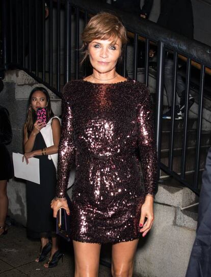 La modelo Helena Christensen a su llegada al desfile.