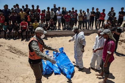 Trabajadores sanitarios entierran los cuerpos entregados por las fuerzas israelíes este lunes en Jan Yunis, en el sur de la franja de Gaza.