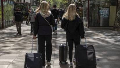 Turistas en plena calle de Barcelona.