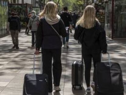 Turistas en plena calle de Barcelona.