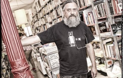 El dibujante e ilustrador Max en el interior de la libreria Pantha Rei. 