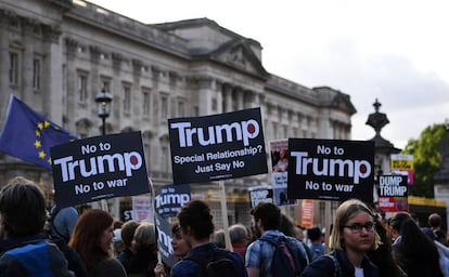 Protesto em frente ao palácio de Buckingham