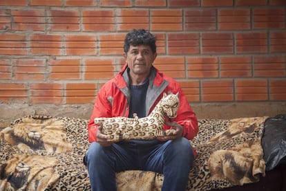 Modesto Martínez tiene 54 años. A los 40 dejó la caza y la pesca para dedicarse a fondo a representar la naturaleza del Gran Chaco en esculturas de madera.