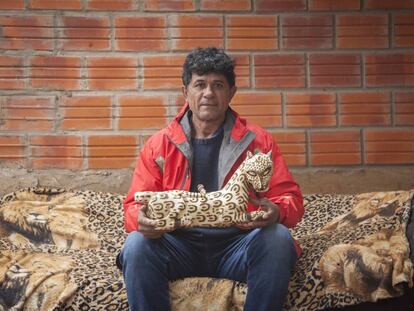 Modesto Martínez tiene 54 años. A los 40 dejó la caza y la pesca para dedicarse a fondo a representar la naturaleza del Gran Chaco en esculturas de madera.