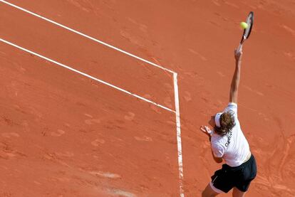 Zverev sirve durante el partido contra Ferrer en Valencia.