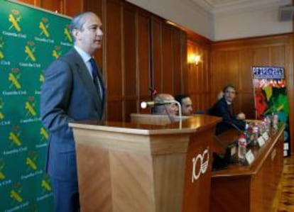 El director general de la Guardia Civil, Arsenio Fernández de Mesa (i), durante la inauguración del 'Foro Permanente Internacional contra el Crimen Farmacéutico' que desde hoy se celebra en Santander.