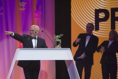 Manuel Arenas recibe el Premio Ondas Nacional de Radio mención especial del Jurado a la figura del realizador radiofónico en nombre de los técnicos y realizadores.  