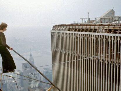 Philippe Petit, en su traves&iacute;a sobre un cable tendido entre las dos Torres Gemelas, todav&iacute;a inacabadas, en el verano de 1974.
