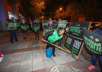 Protesta de la PAH ante la sede de Ciudadanos durante la pegada de carteles electorales.