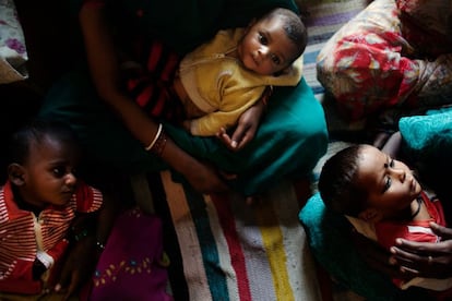 Bebés en los regazos de sus madres durante una charla para madres organizada por la ONG Child Survival India (CSI).