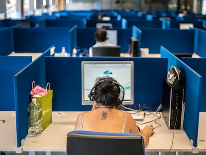 Teleoperadores del Servicio Extremeño de Salud encargados de las teleconsultas de la comunidad, en una sede de Caceres.