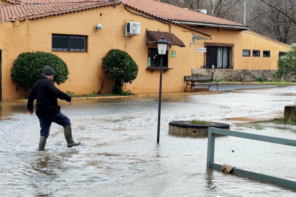 PLASENCIA, 05/02/2026.- La crecida del río Jerte a su paso por Plasencia ha anegado las instalaciones del camping 'La Chopera', lo que ha obligado a evacuar a diez personas. El paso del frente asociado a la borrasca 'Leonardo' se ha dejado sentir en el norte cacereño, que se encuentra en alerta naranja por lluvia y viento. EFE/EDUARDO PALOMO
