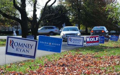 Carteles electorales a la entrada de un colegio electoral en Virginia.