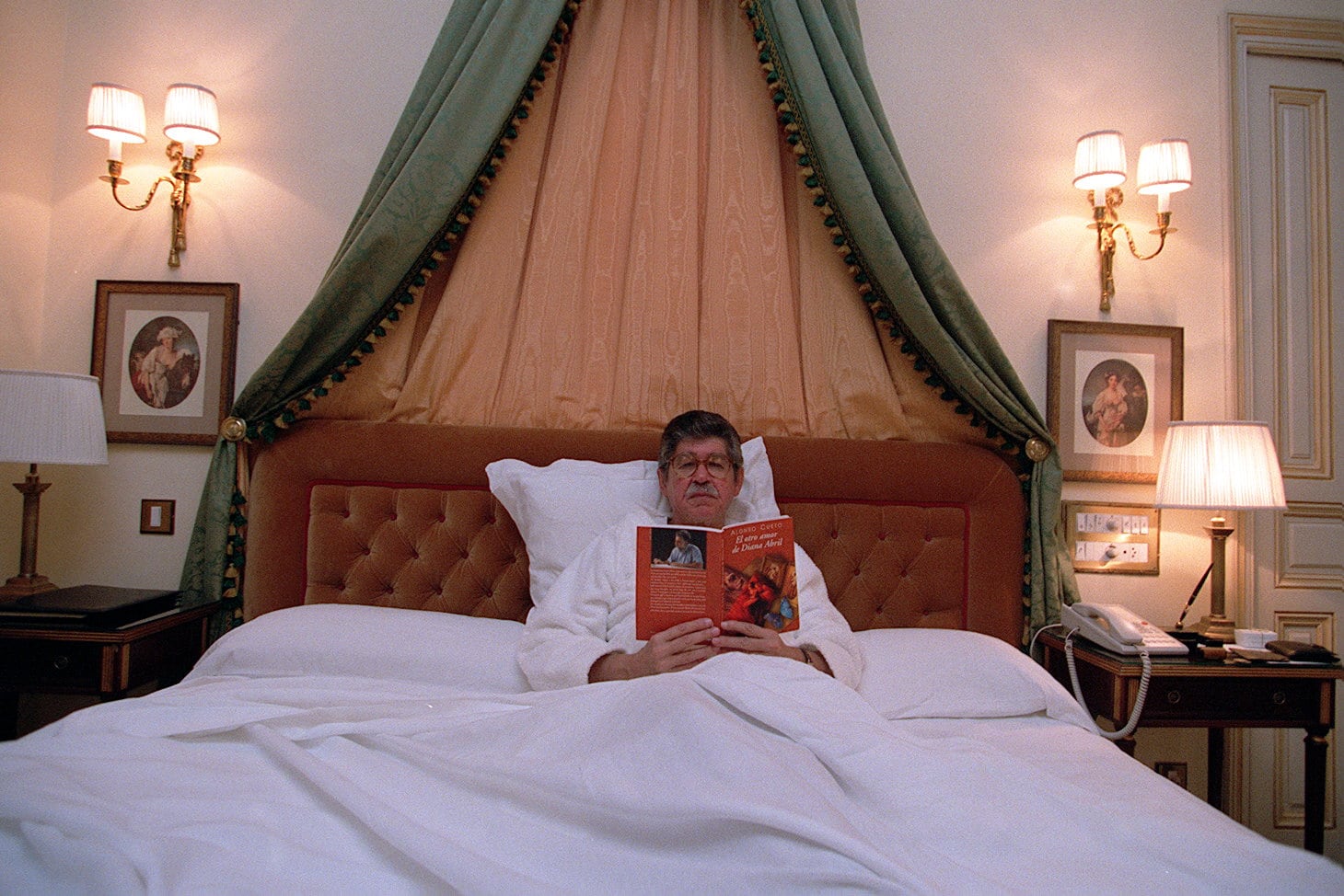 El escritor Alfredo Bryce Echenique, leyendo en la cama.