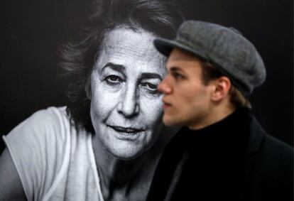 Um visitante, diante do retrato da atriz Charlotte Rampling, na exposição do calendário Pirelli no Museu de Arte Multimídia de Moscou, o 14 de maio de 2017.