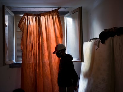 Piso compartido por migrantes en el barrio de Kypseli, en Atenas. En un apartamento de unos 60 metros cuadrados pueden convivir una decena de personas.