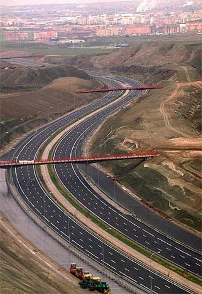 Vista aérea de la M-45 a la altura del distrito de Villaverde el día de su inauguración, el 14 de marzo de 2002.