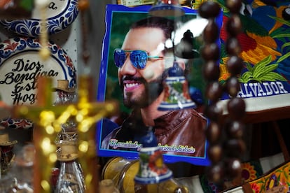 Un retrato de Nayib Bukele en una tienda de recuerdos en San Salvador, El Salvador.