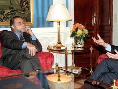 Jos&eacute; Mar&iacute;a Aznar conversa con Julio Anguita en La Moncloa, en 1999.  