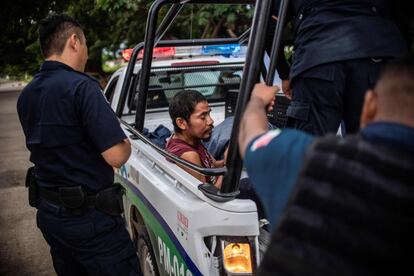Un migrante centroamericano es detenido por la policía local tras ser encontrado en las vías de tren de Arriaga (México).