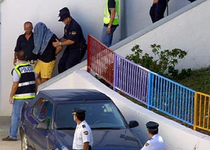 La policía sacaba a King de su casa el día de su detención, el pasado día 18.