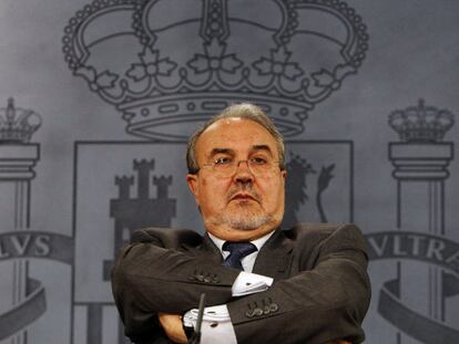 El vicepresidente segundo del Gobierno, Pedro Solbes, en la rueda de prensa posterior al Consejo de Ministros.